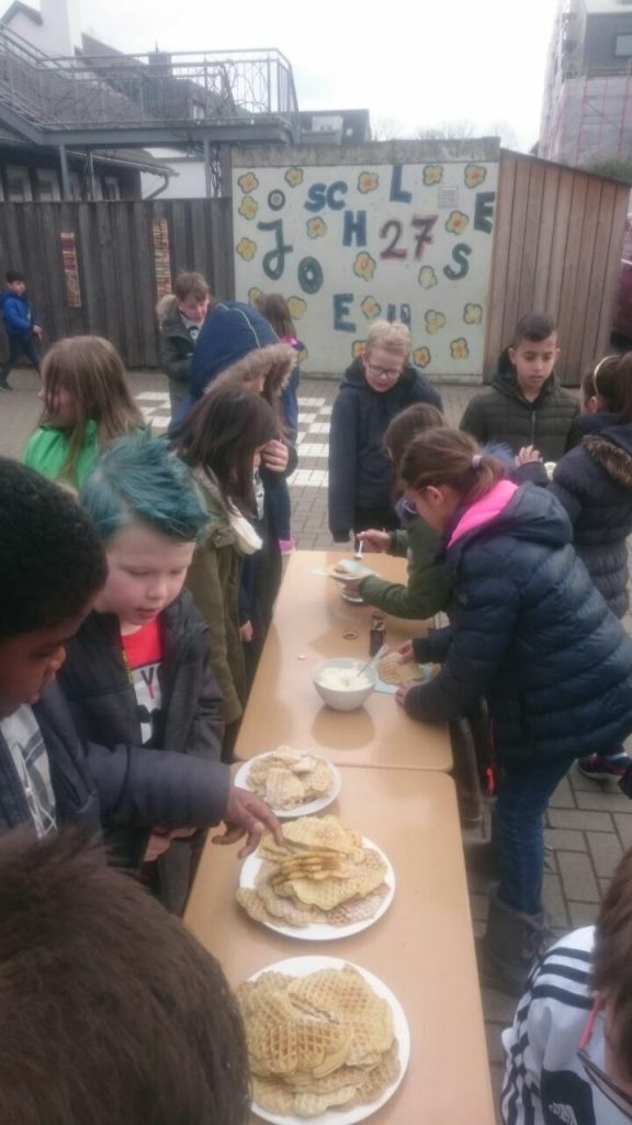 Waffelverkauf der Klasse 4a (23.03.2018)